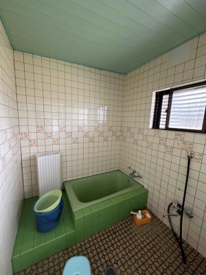 リフォーム前のタイル貼りの浴室