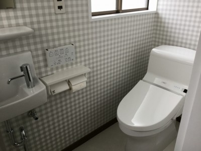 チェック柄の壁紙が かわいいトイレ空間に 熊本市 アイズリフォーム 熊本のリフォーム専門店