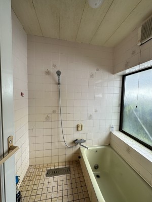 リフォーム前のタイル貼浴室