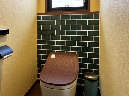 トイレ正面壁タイル写真